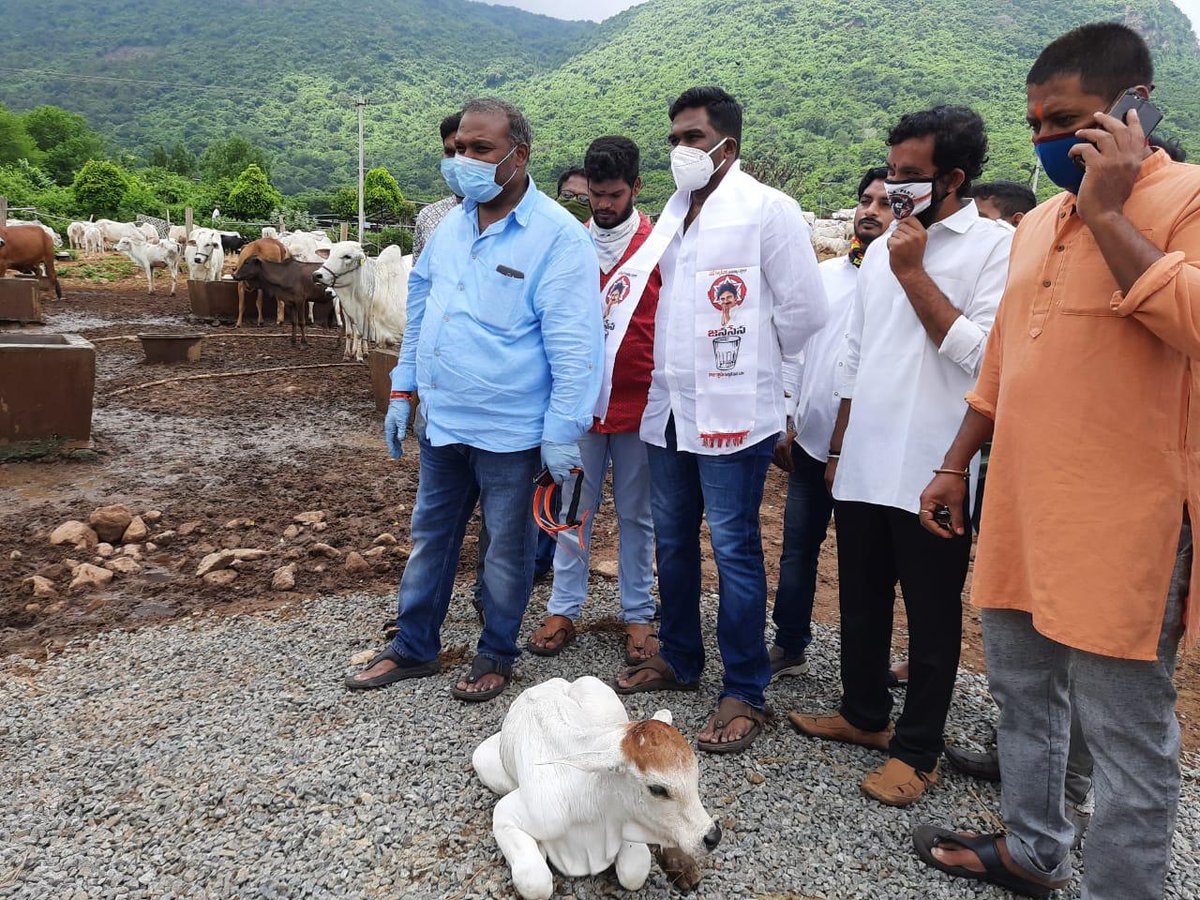 JanaSenaParty's tweet photo. సింహాచలం దేవస్థాన గోశాల ఉద్యోగుల తొలగింపును అడ్డుకుని, వారిని తిరిగి ఉద్యోగాల్లోకి తీసుకునేందుకు కృషి చేసిన జనసేన పార్టీ నాయకులు శ్రీ @vijaysundarapu , భీమిలి ఇంచార్జ్ శ్రీ @DrSandeepJSP, మరియు @BJP4Andhra నాయకులకు @JanaSenaParty తరపున అభినందనలు. https://t.co/x6hg6MBKCN