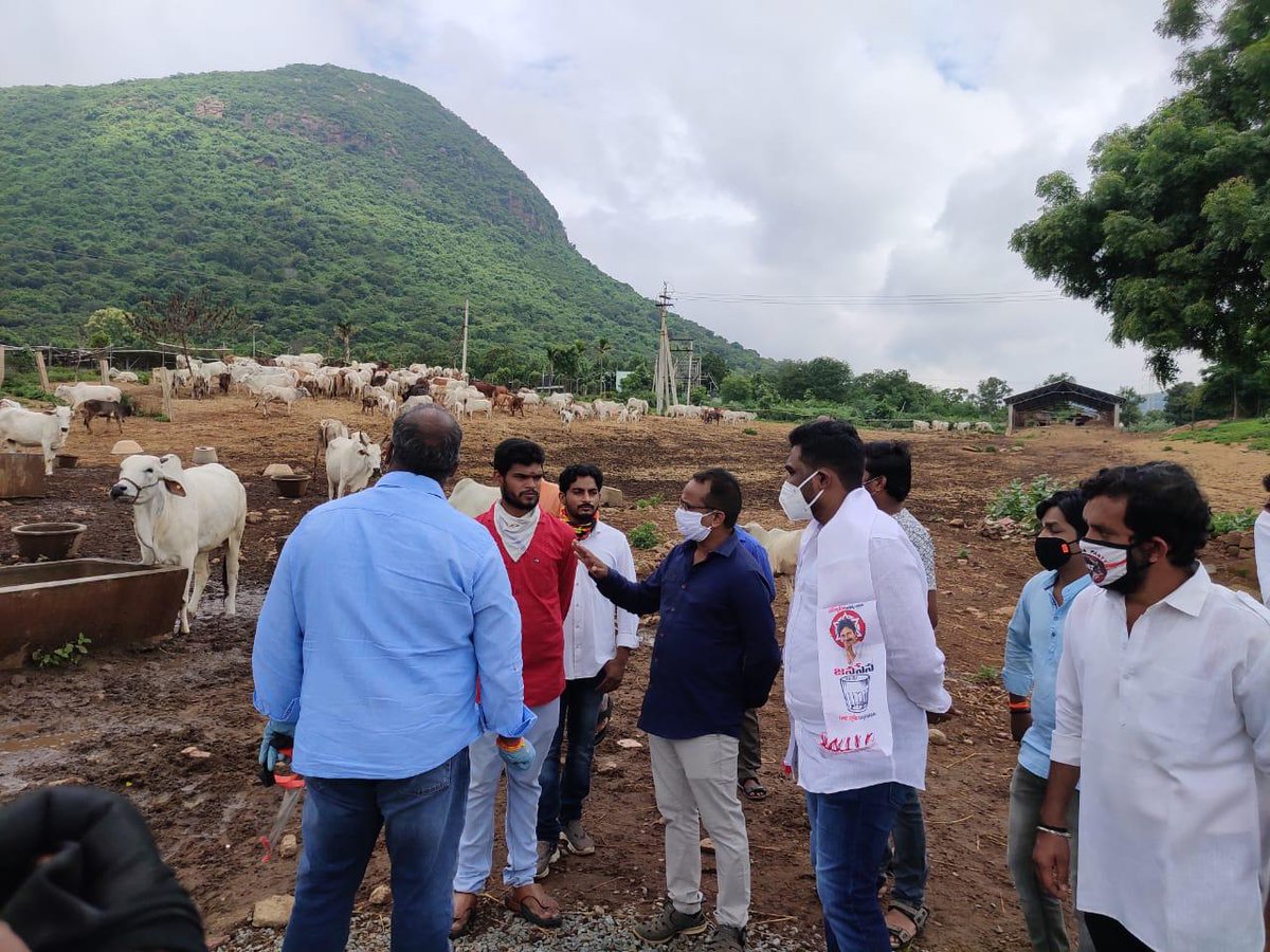 JanaSenaParty's tweet photo. సింహాచలం దేవస్థాన గోశాల ఉద్యోగుల తొలగింపును అడ్డుకుని, వారిని తిరిగి ఉద్యోగాల్లోకి తీసుకునేందుకు కృషి చేసిన జనసేన పార్టీ నాయకులు శ్రీ @vijaysundarapu , భీమిలి ఇంచార్జ్ శ్రీ @DrSandeepJSP, మరియు @BJP4Andhra నాయకులకు @JanaSenaParty తరపున అభినందనలు. https://t.co/x6hg6MBKCN