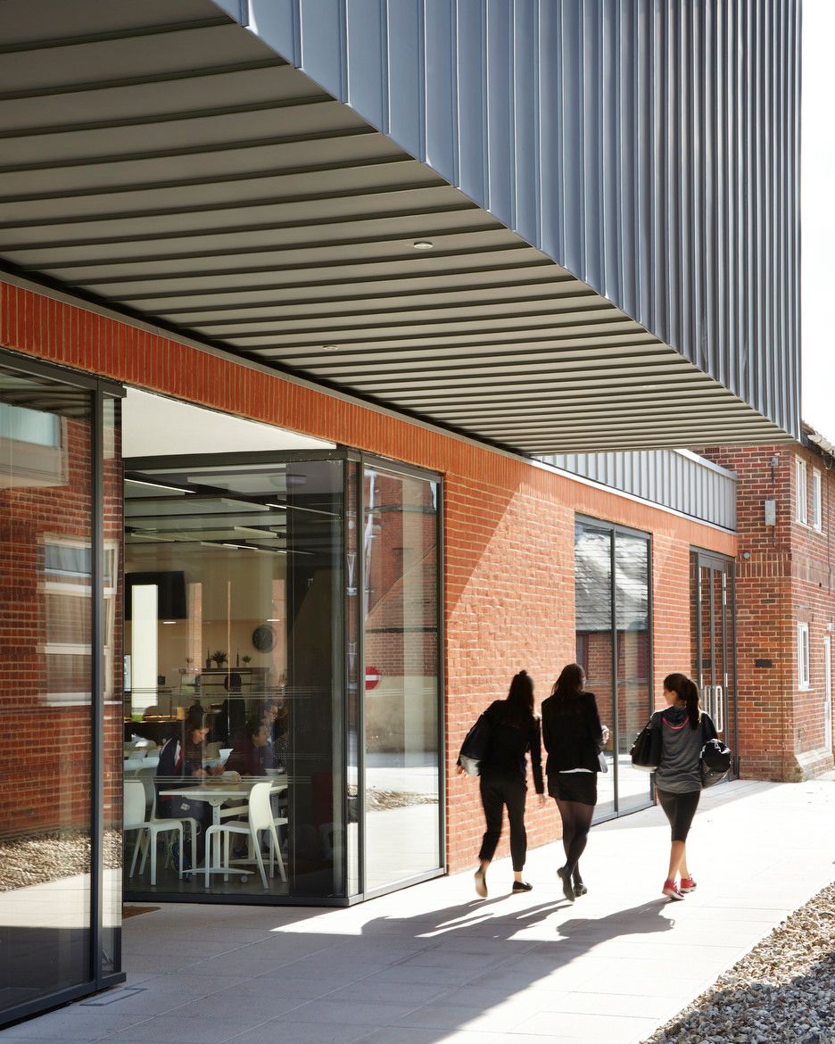 LewandowskiArch's tweet photo. The Space at Queen Anne's School, Caversham encapsulates the school's recognition of the importance of collaborative learning environments which enable dynamic, interactive discussion to foster deeper learning. #education #braincando #independentschools https://t.co/NIShdnoDtW