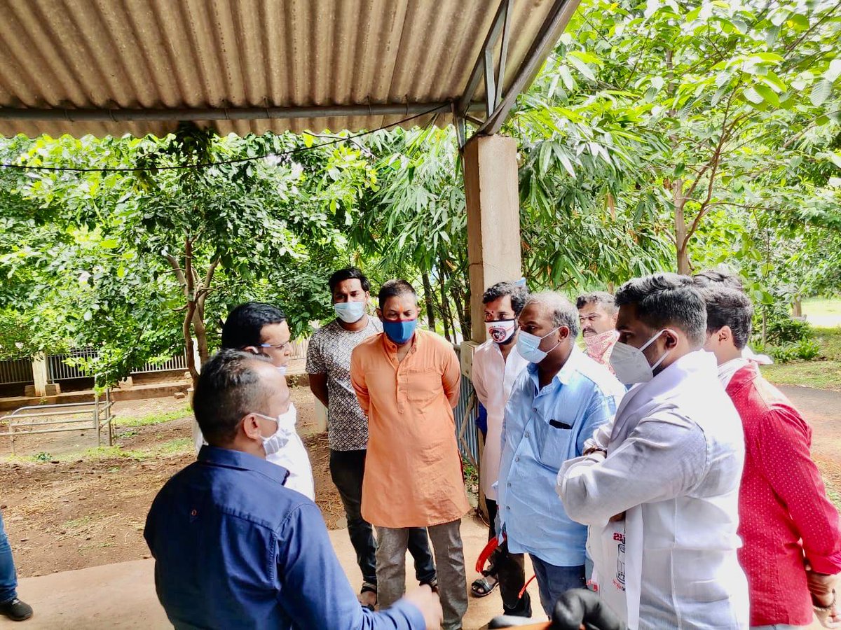 JanaSenaParty's tweet photo. సింహాచలం దేవస్థాన గోశాల ఉద్యోగుల తొలగింపును అడ్డుకుని, వారిని తిరిగి ఉద్యోగాల్లోకి తీసుకునేందుకు కృషి చేసిన జనసేన పార్టీ నాయకులు శ్రీ @vijaysundarapu , భీమిలి ఇంచార్జ్ శ్రీ @DrSandeepJSP, మరియు @BJP4Andhra నాయకులకు @JanaSenaParty తరపున అభినందనలు. https://t.co/x6hg6MBKCN