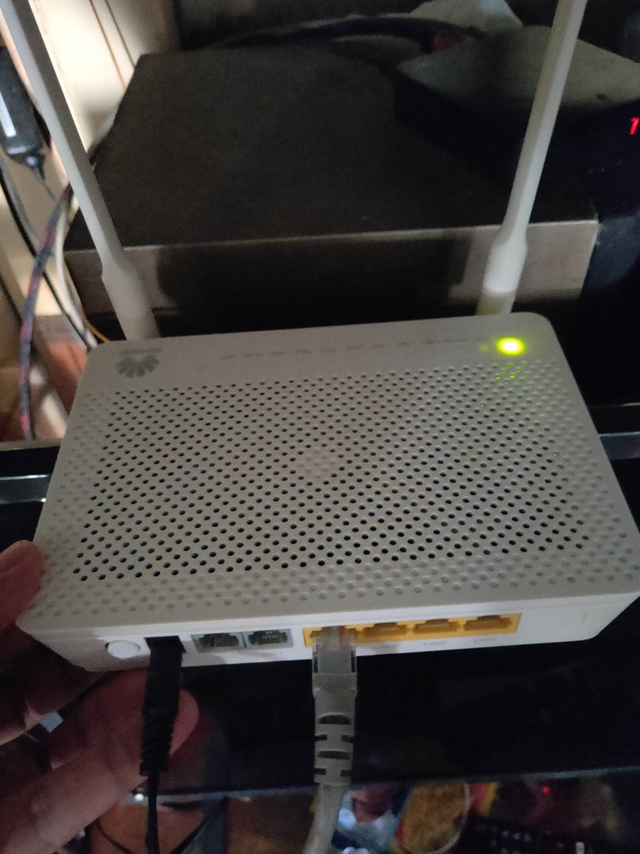MFH_07's tweet photo. Dari tadi pagi yang nyala cuma lampu power nya doang, kenapa ya ini min? https://t.co/g49XTmtpZE