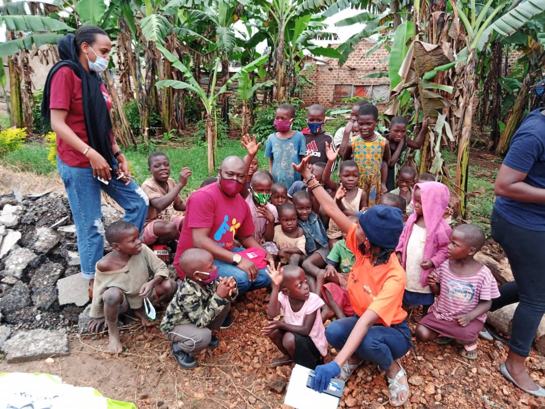 mauryn70's tweet photo. I was honoured to join the rest of the #PRERU Team to visit such a key population in Katiti Community, Kakiri Subcounty in response to #COVID19. Together we can ensure safety of communities!
@PEERTOPEERUG
#MomoDiaries
#PEERUCOVID19 https://t.co/OOAGPRcBoX