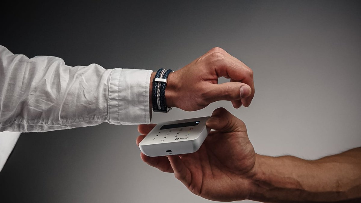 payletti's tweet photo. #Contactless #bracelet #wearables #vimpay #pingit #payment #festivals Coming soon! Check out https://t.co/fAVNKepkSG https://t.co/TL9pol44jx