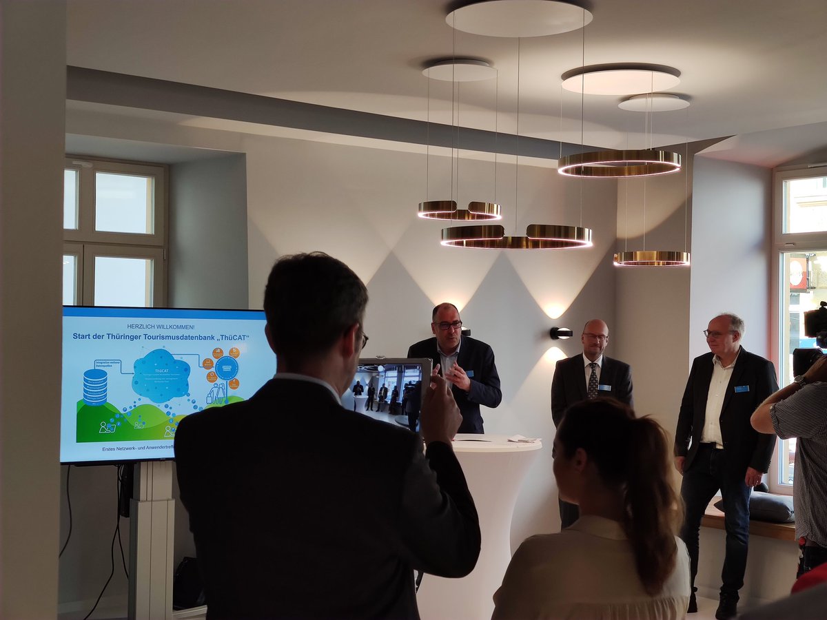 thueringerwald_'s tweet photo. Lasset die Pflege beginnen... Ein Hoch auch die Daten!
Heute startet die öffentliche Verwendung der Thüringer Content-Architektur Tourismus. 
#deinthüringen #thüringerwald #thuecat #tourismus4punkt0 https://t.co/RvhZNmKmZF