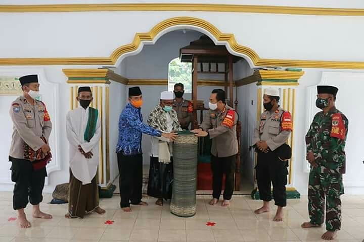 POLSEKPASARKEM2's tweet photo. Kapolres Melakukan Salat Jumat dan Memberikan Himbauan di Mesjid Nurul Huda di Kecamatan Jayanti.
.
.
.
#akb #adaptasikebiasaanbaru
#indonesiakuat #tangerang #polisiindonesia #polisipeduli #polisipedulikesehatan
#indonesianewnormal #newnormal #newnormal2020 #tnipolri https://t.co/IAtViVZyAH