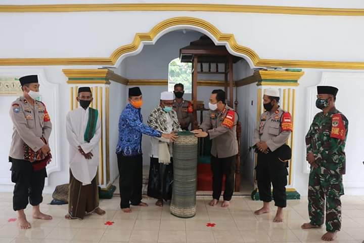 POLSEKPASARKEM2's tweet photo. Kapolres Melakukan Salat Jumat dan Memberikan Himbauan di Mesjid Nurul Huda di Kecamatan Jayanti.
.
.
.
#akb #adaptasikebiasaanbaru
#indonesiakuat #tangerang #polisiindonesia #polisipeduli #polisipedulikesehatan
#indonesianewnormal #newnormal #newnormal2020 #tnipolri https://t.co/IAtViVZyAH