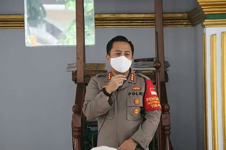 POLSEKPASARKEM2's tweet photo. Kapolres Melakukan Salat Jumat dan Memberikan Himbauan di Mesjid Nurul Huda di Kecamatan Jayanti.
.
.
.
#akb #adaptasikebiasaanbaru
#indonesiakuat #tangerang #polisiindonesia #polisipeduli #polisipedulikesehatan
#indonesianewnormal #newnormal #newnormal2020 #tnipolri https://t.co/IAtViVZyAH
