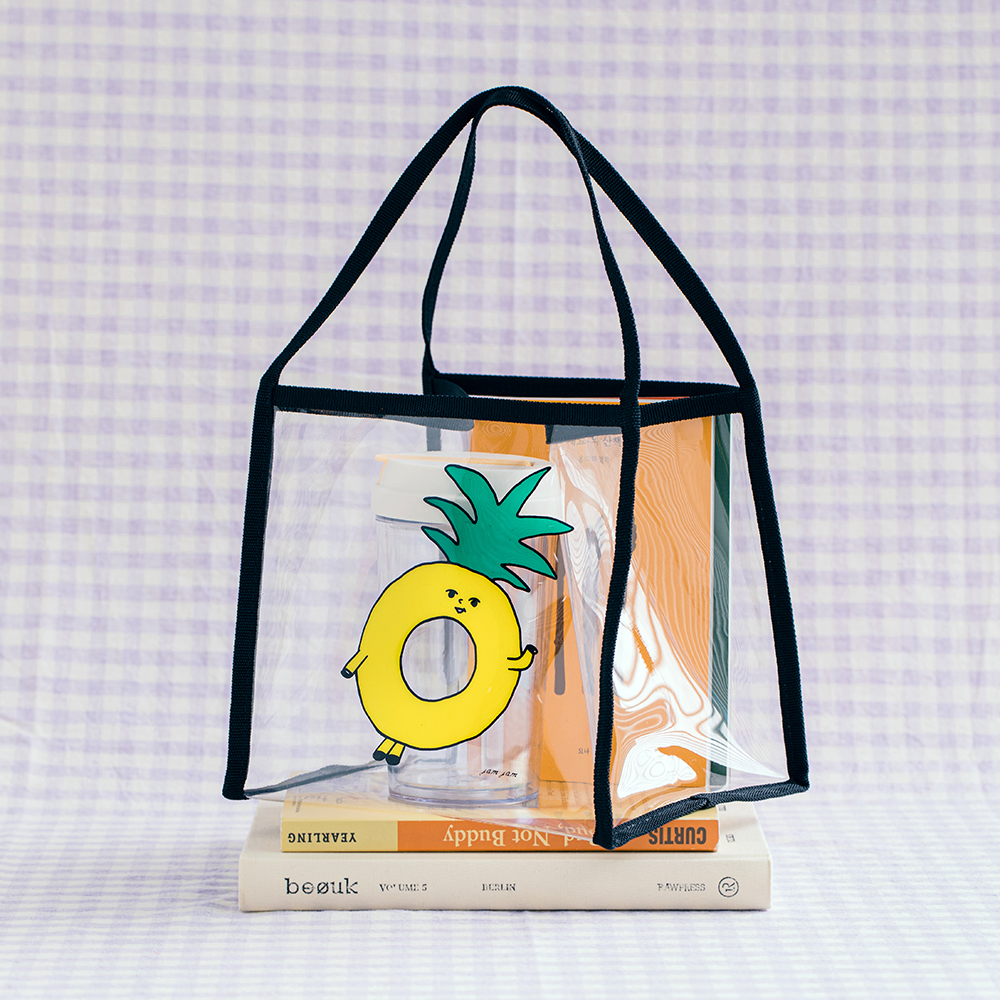 livework3's tweet image. 🍊🍍🍉🤍
시원하고 향기로운 여름 과일을 함께⠀
뜨거운 여름 일상에 시원한 감성을 줄 투명한 젤리백

본체의 테두리 마감을 바이어스 처리하여
내구성을 높였습니다.
일상에서, 어디든 젤리백과 함께 해주세요.

#라이브워크 #젤리백 #PVC가방 #투명가방 #가방추천
⠀