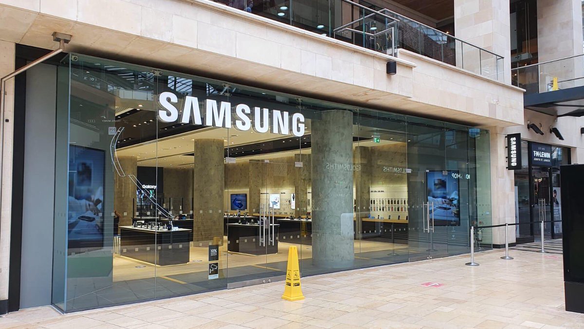M_W_Maddox's tweet photo. The fantastic new @SamsungUK store has opened @CabotCircus - looks really cool! Well done @james_heelis for making it happen. @JLLUKRetail @Hammersonplc https://t.co/43Nq2dxaa0