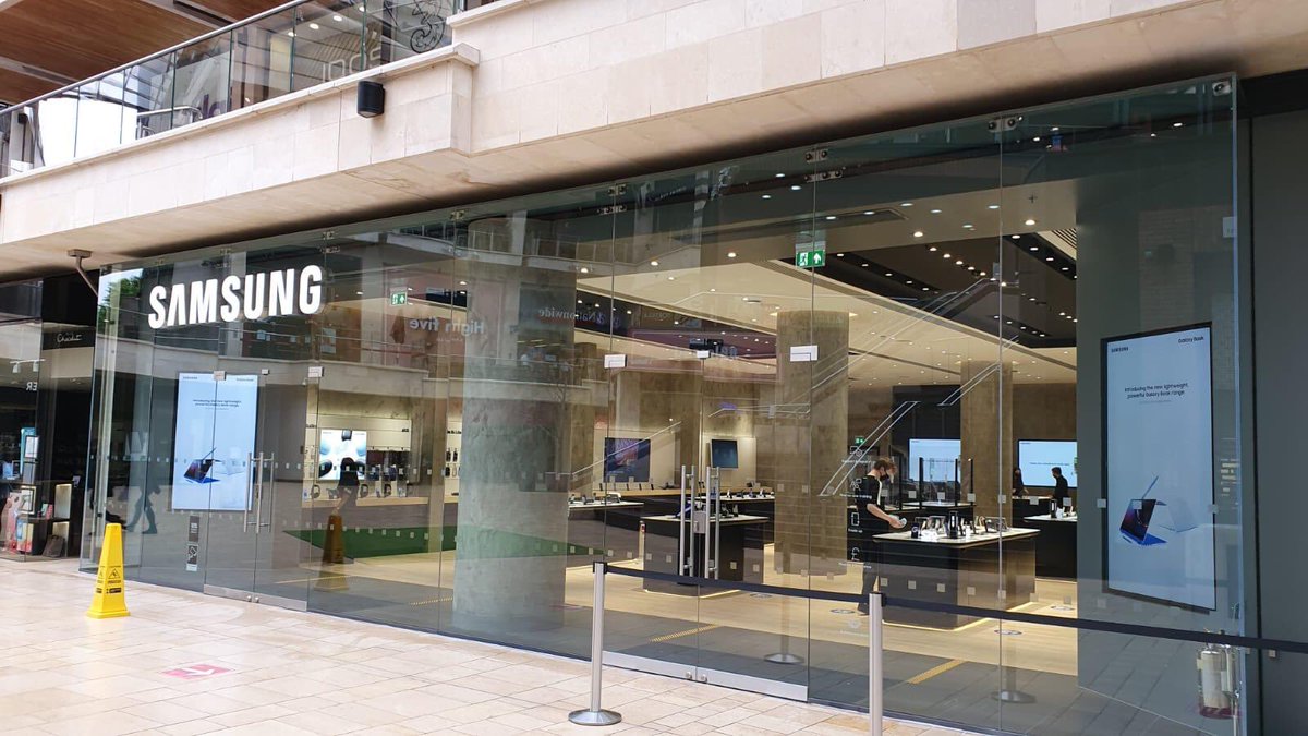 M_W_Maddox's tweet photo. The fantastic new @SamsungUK store has opened @CabotCircus - looks really cool! Well done @james_heelis for making it happen. @JLLUKRetail @Hammersonplc https://t.co/43Nq2dxaa0