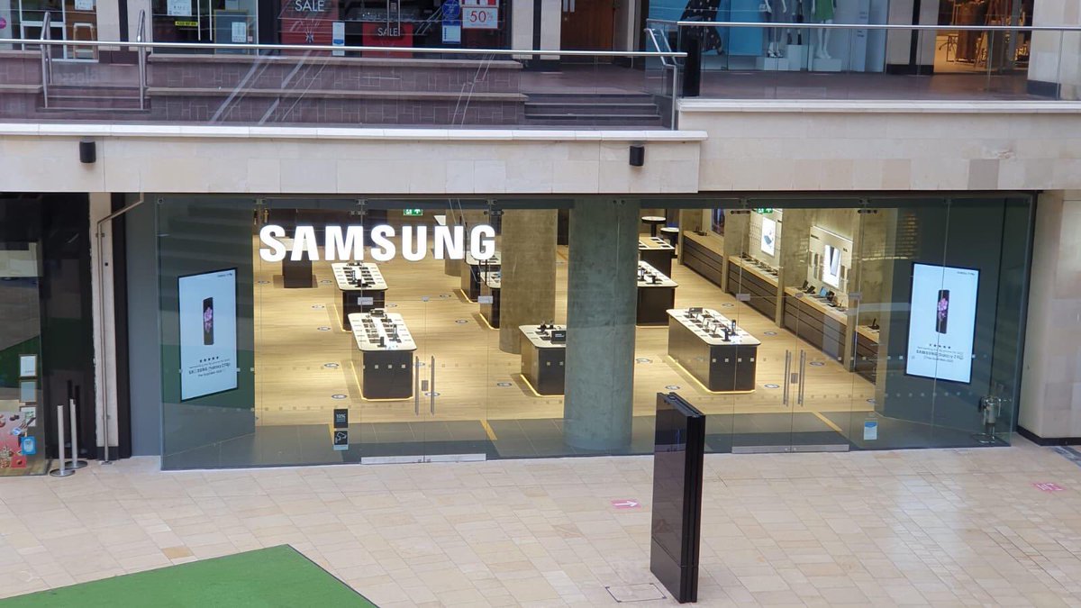 M_W_Maddox's tweet photo. The fantastic new @SamsungUK store has opened @CabotCircus - looks really cool! Well done @james_heelis for making it happen. @JLLUKRetail @Hammersonplc https://t.co/43Nq2dxaa0