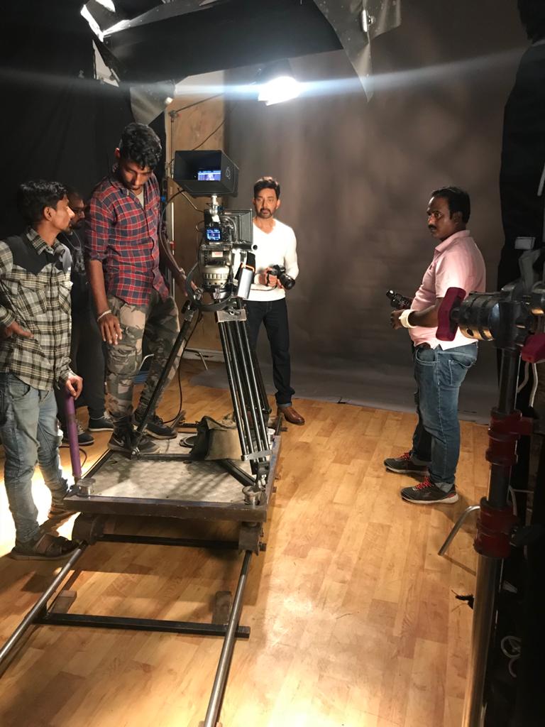 SatishKTweets's tweet photo. .@karan_aanand misses shoot life, Madness & Chaos on the 'Lupt' set Amid lockdown
#karanaanand #lupt #shoolife #setlife #fridayvibes
#FilmyBowl https://t.co/lkOtaildsw