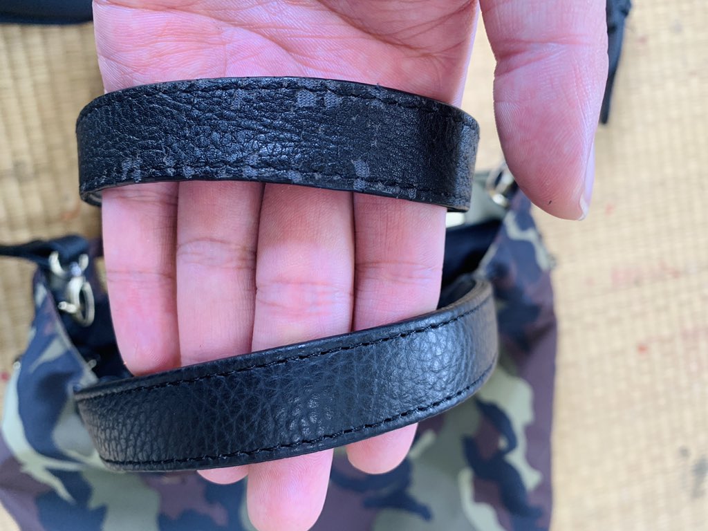 イデツ工芸 お客様が 修理で持ってきた 手ヒモが合皮の素材なので 表面が剥がれてしまいボロボロになって白くなってしまったので 合皮の素材を取ってから 黒い牛革の手ヒモを同じに作って付け替えました 合皮から牛革にする事で長持ちします 修理