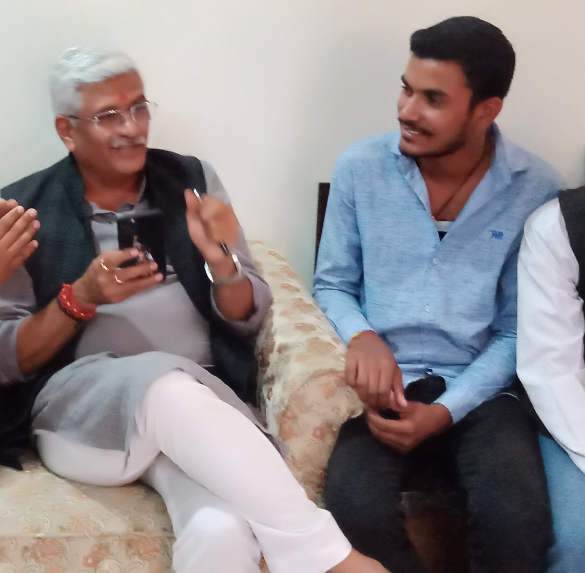 HemantSandu5's tweet photo. ये कीचड़ उछालने की राजनीति कांग्रेस को मुबारक...
लेकिन कांग्रेस शायद भूल गई कितना भी कीचड़ फैलाओ... कमल हमेशा खिल कर ही रहेगा... गजेंद्र सिंह जी
शेखावत की लोकप्रियता से डरकर ....साजिश रची गई है. जन जन के लाडले युवा की धड़कन..
#fakeaudioviral https://t.co/rB151sJ5Q6