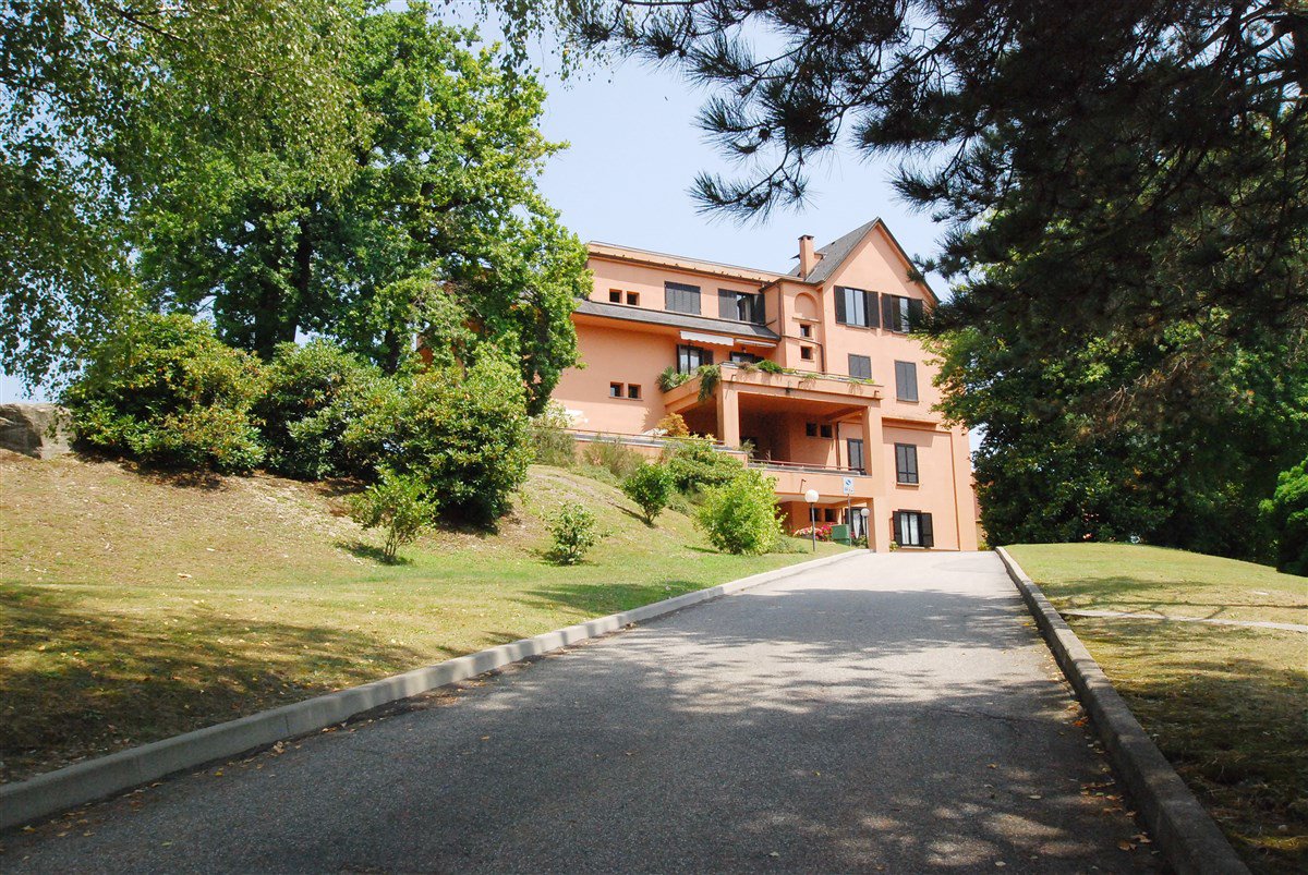 stresabiz's tweet photo. Are you looking for a place particularly suitable for #families with small #children? This #apartment #forsale in #Stresa is your ideal solution
#stresaluxuryrealestate #PapurelloLuxuryRealEstate   #luxuryproperty #italiannetworkrealty #realestate 
Visit: https://t.co/pF34hLwhN6 https://t.co/3vV8uvQa0F