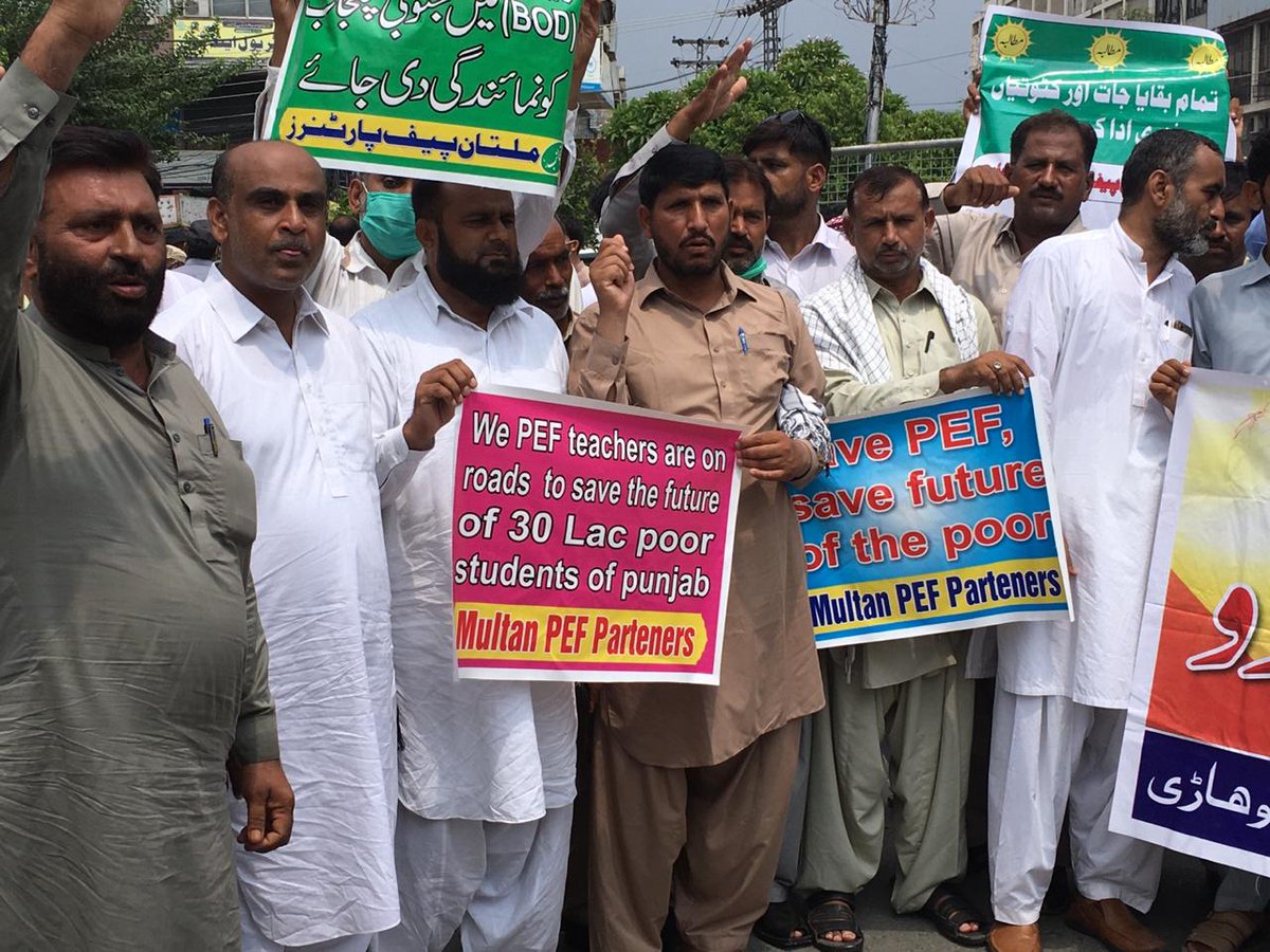 indyurdu's tweet photo. #ٹوئکر
پنجاب ایجوکیشن فاؤنڈیشن کے تحت چلنے والے پرائیویٹ سکولوں کے فنڈز بندکئے جانے پر اساتذہ کا لاہور میں احتجاجی مظاہرہ۔ شرکا نے حکومت کے خلاف نعرے بازی کی اور فنڈز بحال کرنے کا مطالبہ کیا۔ https://t.co/RVv669zTca