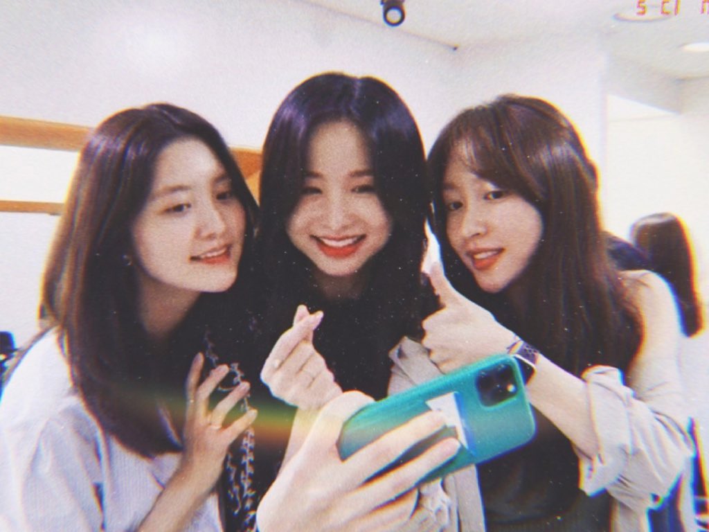 lqexceed's tweet photo. jeonghwa &amp; heeyeon supporting solji’s comeback 🤍 (c) 5CIN_____ https://t.co/lPeaHtik4w