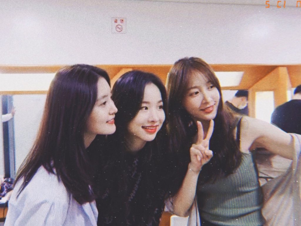 lqexceed's tweet photo. jeonghwa &amp; heeyeon supporting solji’s comeback 🤍 (c) 5CIN_____ https://t.co/lPeaHtik4w