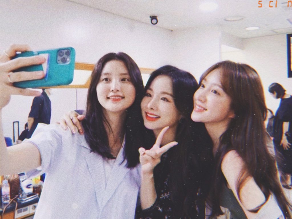 lqexceed's tweet photo. jeonghwa &amp; heeyeon supporting solji’s comeback 🤍 (c) 5CIN_____ https://t.co/lPeaHtik4w