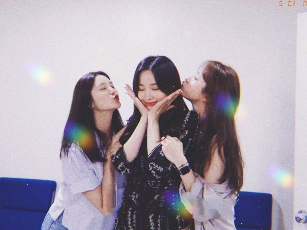 lqexceed's tweet photo. jeonghwa &amp; heeyeon supporting solji’s comeback 🤍 (c) 5CIN_____ https://t.co/lPeaHtik4w