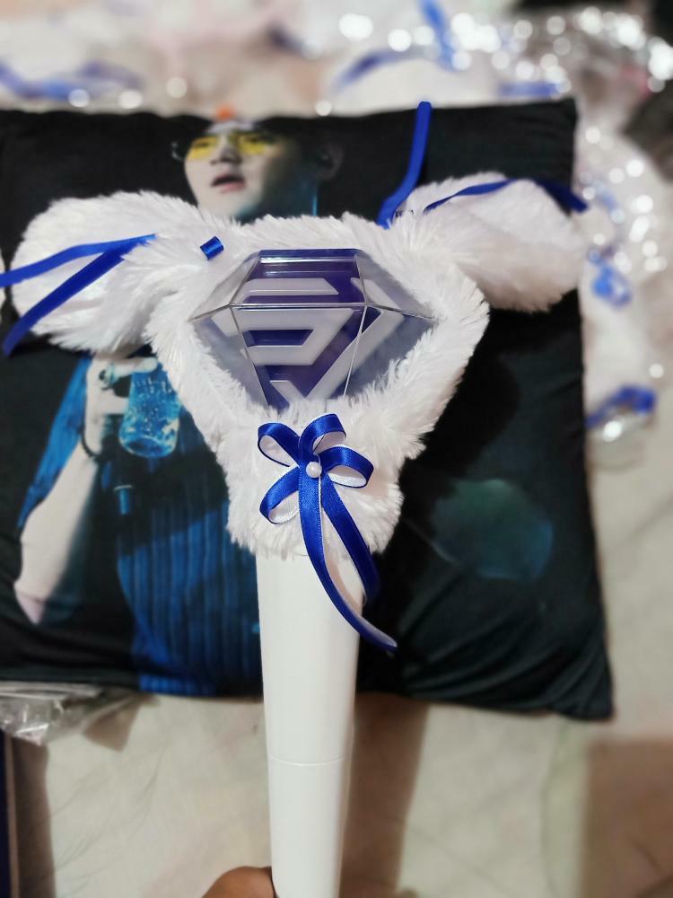 Aaaah seriously I want to cuddle with this Lightstick... Whyyy #Superjunior    @sjofficial