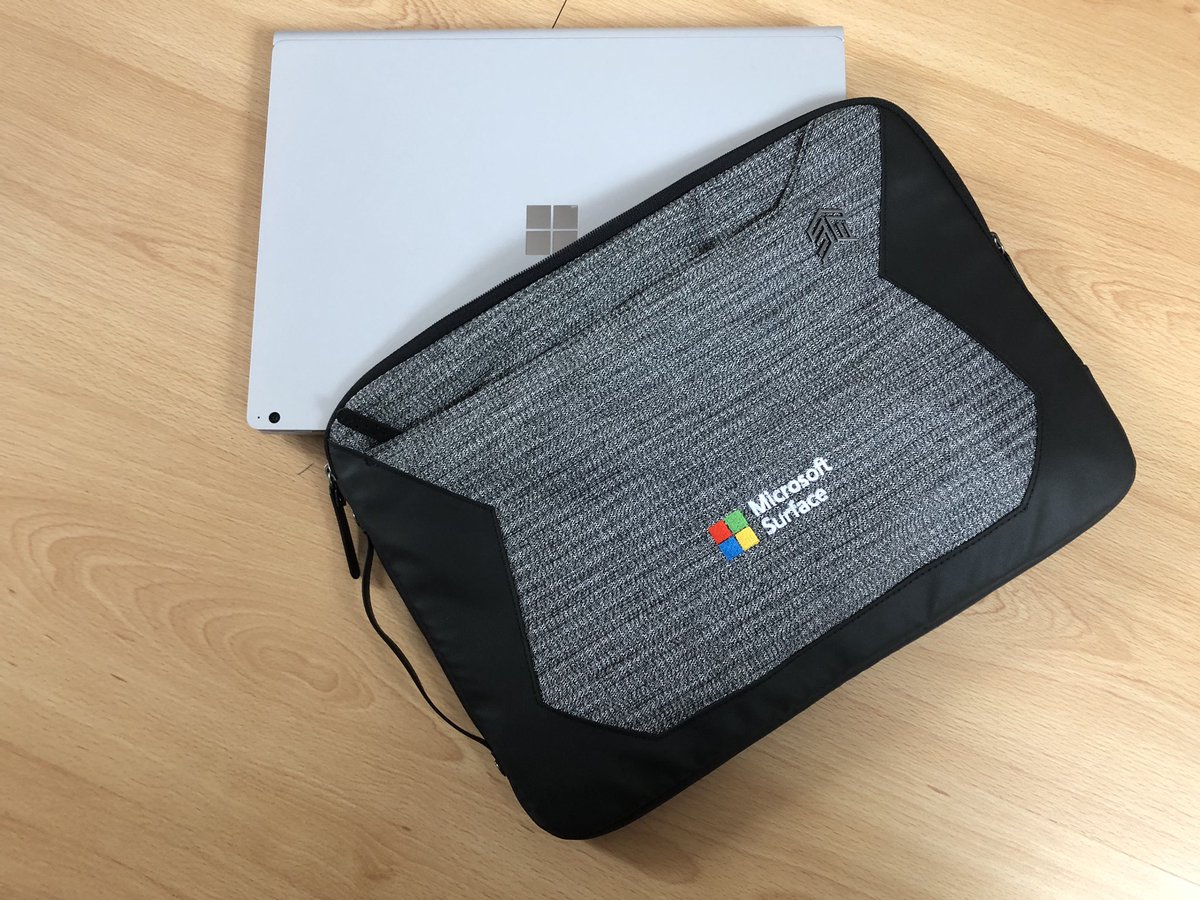 Mijn #SurfaceBook reist tegenwoordig in een strakke customized <a href="/surface/">Microsoft Surface</a> sleeve van @BorderEmbroider 👌🏼