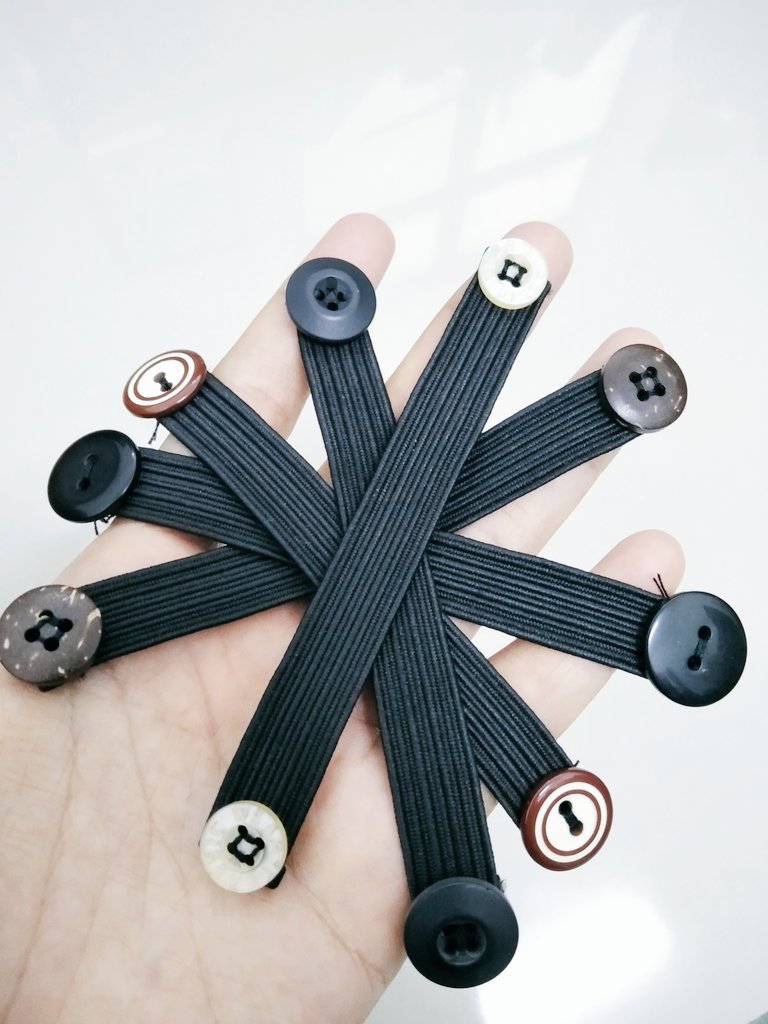mikaziqaaa's tweet image. Buat stok untuk budak² naik sekolah nanti😆

Bahan²:
-Getah 
-Butang (beli kat DIY)

#facemaskadapter