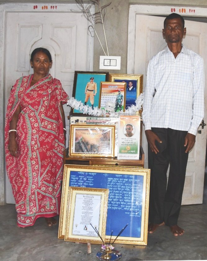 prodefgau's tweet photo. The Hon'ble  Governor of West Bengal Shri Jagdeep Dhankhar along with #EasternArmy Commander Lt Gen Anil Chauhan visited the family of  Sep (Late) Rajesh Orang of 16 BIHAR Regt, One of the #Galwan #BraveHeart at Belgoria, West Bengal , today.
@SpokespersonMoD @PIB_India https://t.co/Dsy96sl8gT