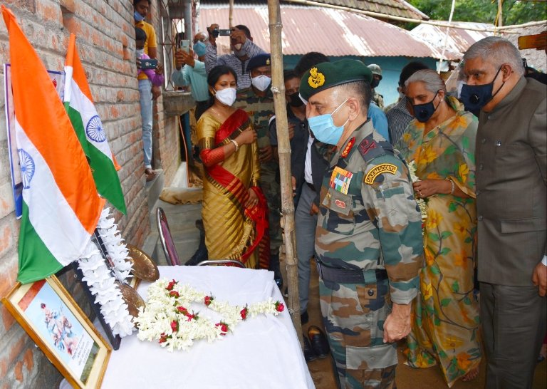 prodefgau's tweet photo. The Hon'ble  Governor of West Bengal Shri Jagdeep Dhankhar along with #EasternArmy Commander Lt Gen Anil Chauhan visited the family of  Sep (Late) Rajesh Orang of 16 BIHAR Regt, One of the #Galwan #BraveHeart at Belgoria, West Bengal , today.
@SpokespersonMoD @PIB_India https://t.co/Dsy96sl8gT