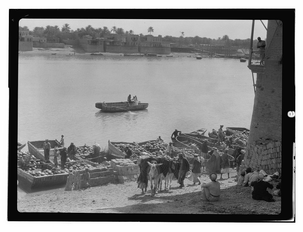 ReportsIraq's tweet photo. #Baghdad Streets and River #Tigris (#Dijlah). Early 1930s. #Iraq #History

#بغداد #دجلة #العراق https://t.co/kA5Bi6jA3X