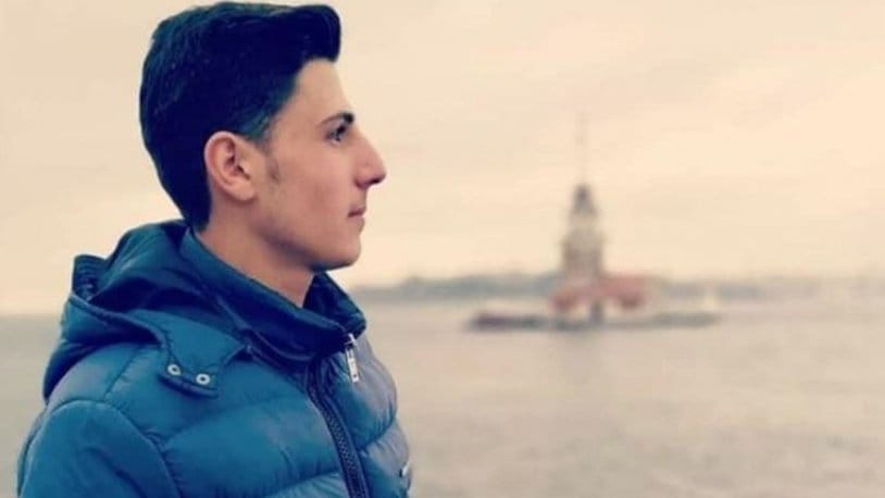 Bursa'da, bir grubun tacizine uğrayan bir kadını korumaya çalışan 17 yaşındaki Hamza Ajan dövülerek öldürüldü. Olayla ilgili iki kişi gözaltına alındı.