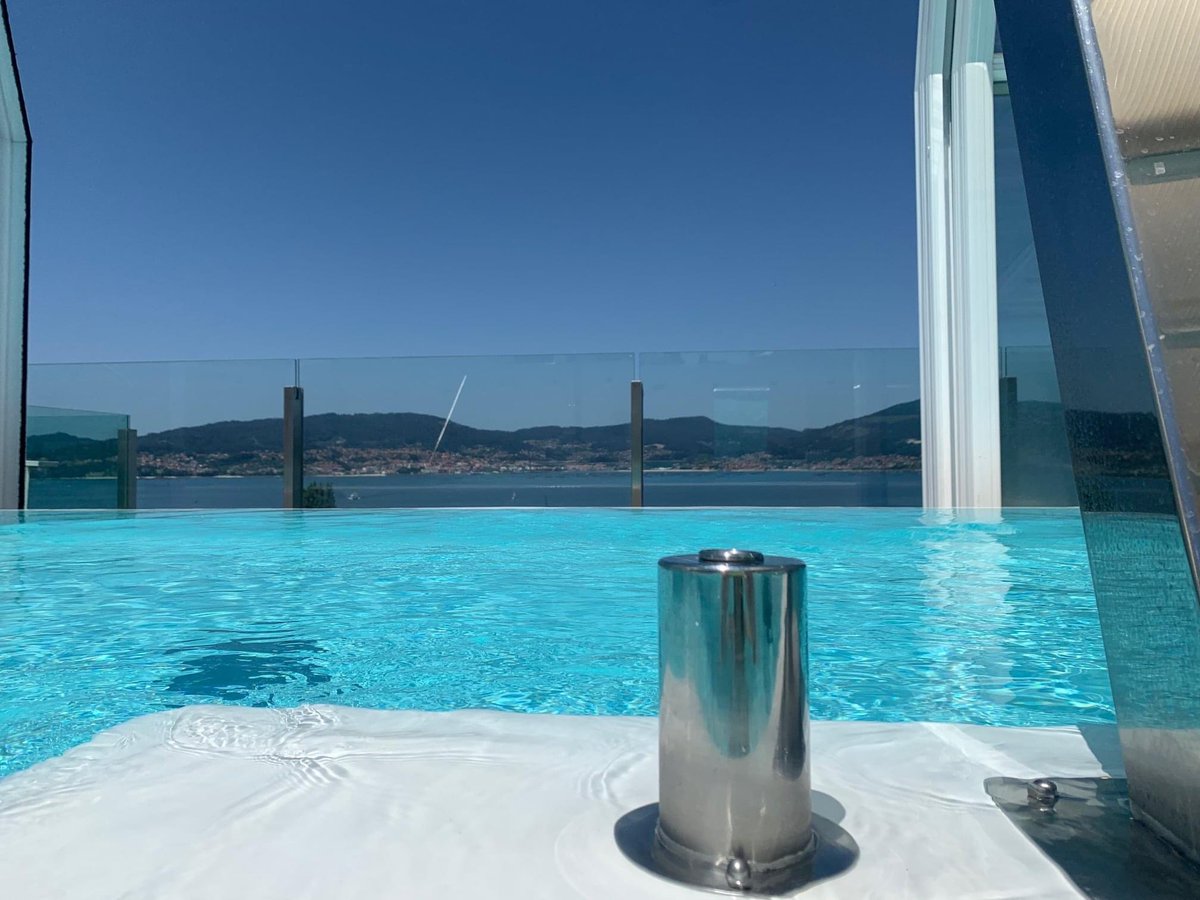 granhotelnagari's tweet photo. 🌡los termómetros siguen su escalada en #Vigo y tenemos la mejor opción para combatir el calor 🔥🌊💦😎

💻https://t.co/efRptdw0rK
☎986211111⁣
📩reservas@granhotelnagari.com⁣
⁣
#RíaDeVigo #NagariSpa #OasisUrbano #PiscinaInfinita #VacacionesNagari #GaliciaCalidade #RíasBaixas https://t.co/kq0P0VFeXm