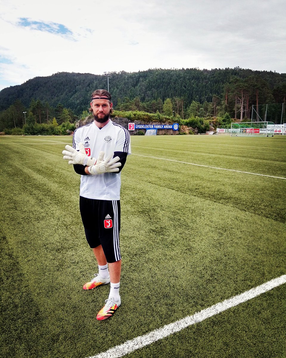 Melnichenko_99's tweet photo. Good evening! ⚽❤️🇳🇴
.
.
#selsport #teamselsport #safehands #cleansheet #phantom #keeperlife #norway #lysekloster #lyseklosterfotball #goalkeeper #melnichenko https://t.co/R9ItAKf8JG