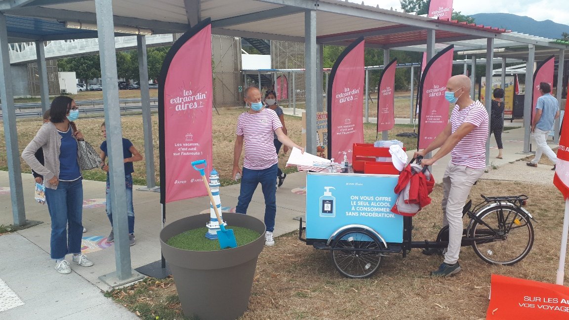 LassagneSandra's tweet photo. Les gilets rouges au rendez-vous des vendredis de juillet sur l'aire de Porte de la Drôme vous accueillent aujourd'hui jusqu'à 14h et jusqu'au 31 juillet inclus ! Venez à leur rencontre 😊 https://t.co/3QgRPuWlJ5