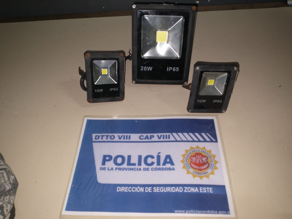 PoliciaCbaOf's tweet photo. #CAPVIII Dos jóvenes de 23 y 20 fueron #Detenidos tras #Operativo en Bº Parque Liceo II Secc. Momentos antes, habían sustraído tres reflectores de un local comercial. Se recuperaron los elementos sustraídos. https://t.co/3OAbGe4dVy