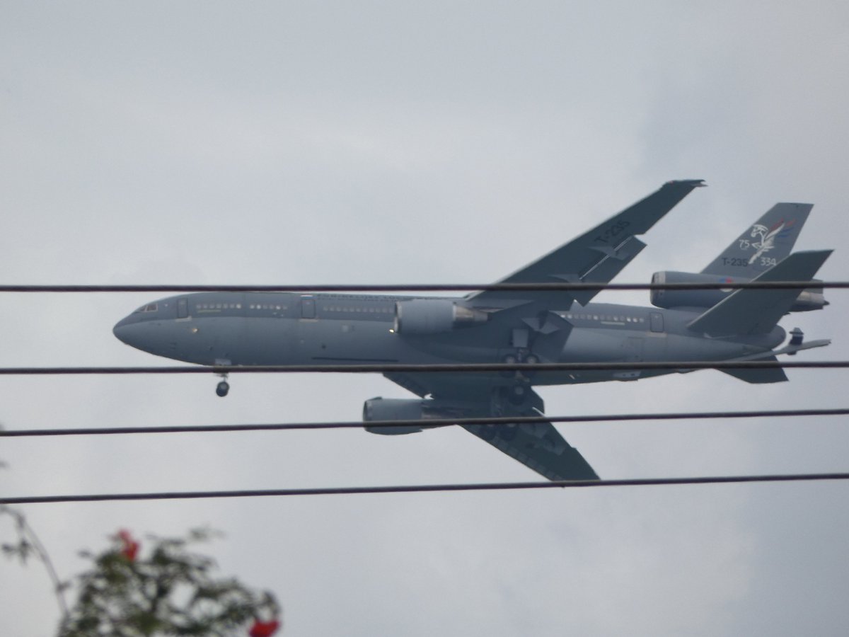 EHEH_Spotter's tweet photo. Now I💡understand what they mean by: ✈️FLY-BY-WIRE✈️
Royal Netherlands Air Force Douglas DC-10 KDC-10 (T-235, #480C01) #NAF60 Landing @ EHEH (#Garden) https://t.co/d0YNnoXH7B