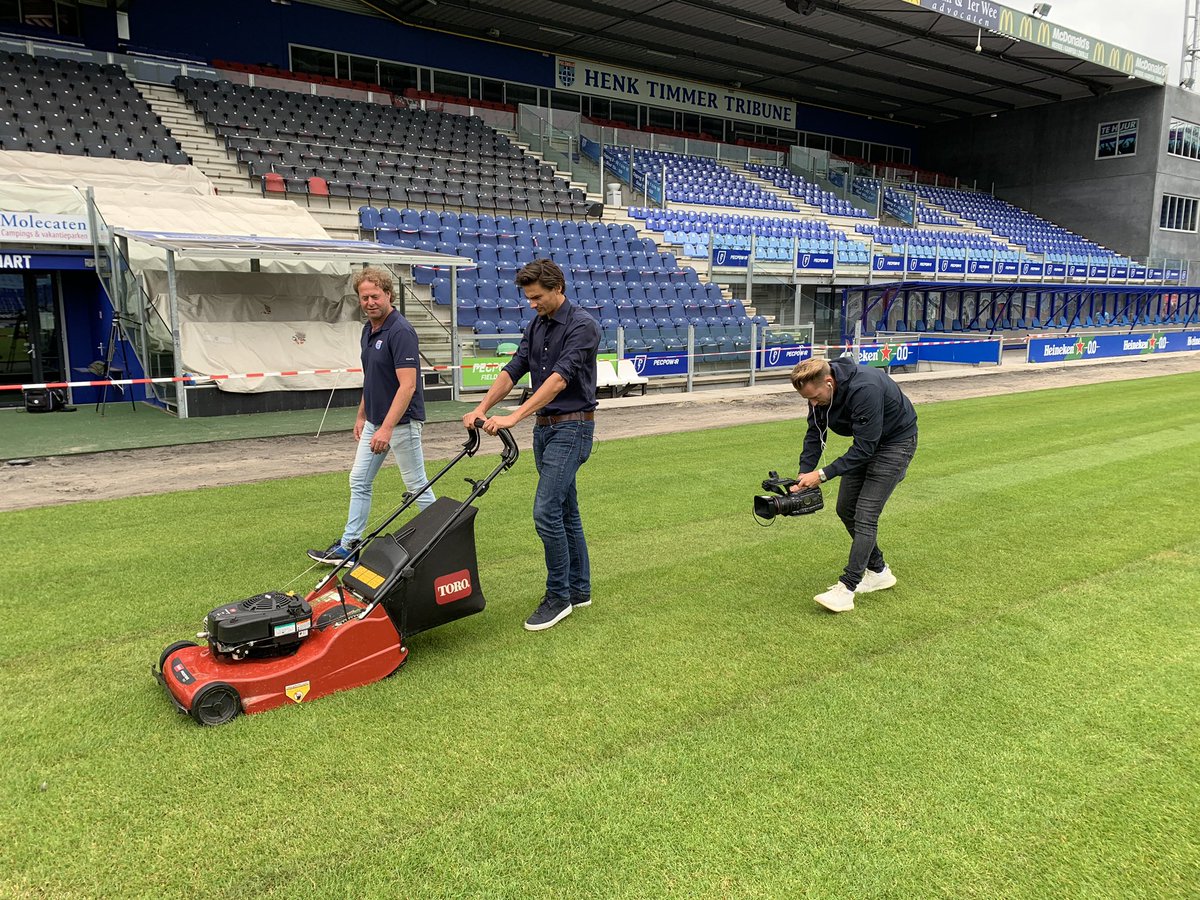 Na hulp van de NOS en VI bij het verwijderen van het kunstgras, draagt FOX Sports een steentje bij door het maaien van het natuurgras. Vanavond te zien bij FOX Sports Vandaag. #pectograss #peczwolle #eredivisie #foxsports