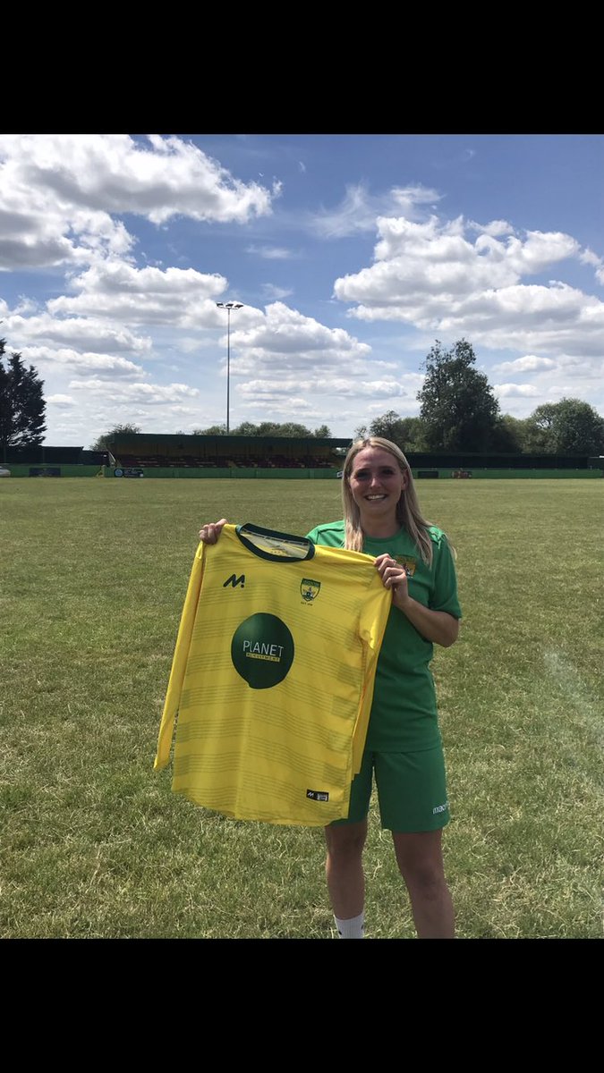 Abingdontownla1's tweet photo. ⚽🚨Player Re-Signing🚨⚽

Forward Sara Comley puts pen to paper for another season. 📝

Name: Sara Comley
Age: 25
Position: Forward 
Years at the club: 2
Goals: 43
Assists: 32
Appearances: 52 https://t.co/zhDSU9iihL