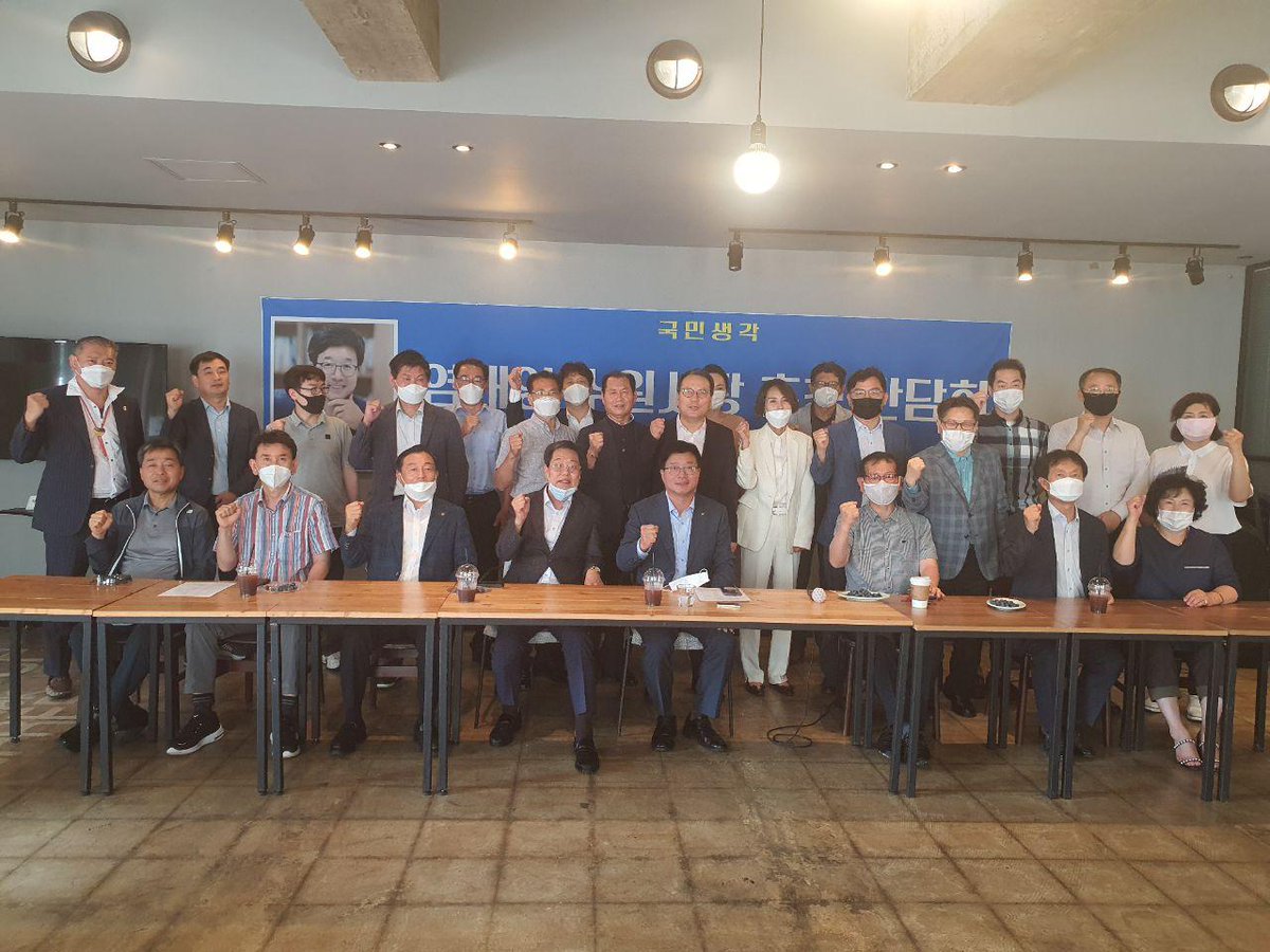 오늘(7월17일) 광주광역시를 방문하여  상무위원분들을 만나뵈었습니다. 반갑게 맞아주신 송갑석 광주광역시당위원장님 및 상무위원들께 다시 한번 감사드립니다.
