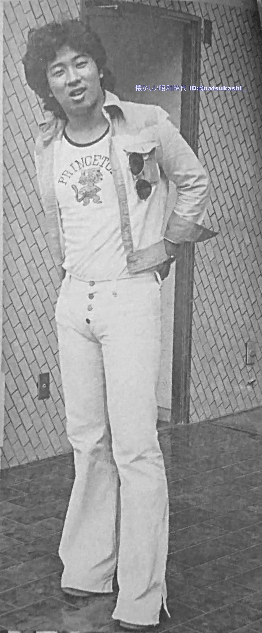 懐かしい昭和時代 1975年 昭和49年 のメンズファッション 松田優作が演じた刑事 ジーパンの活躍が1973 74年 優作の影響かも 1枚目 ベルボトム ボタンフライ ピタジャン 2枚目 ダウンタウンブギウギバンドが人気 3枚目 サーファールックだそうです 4
