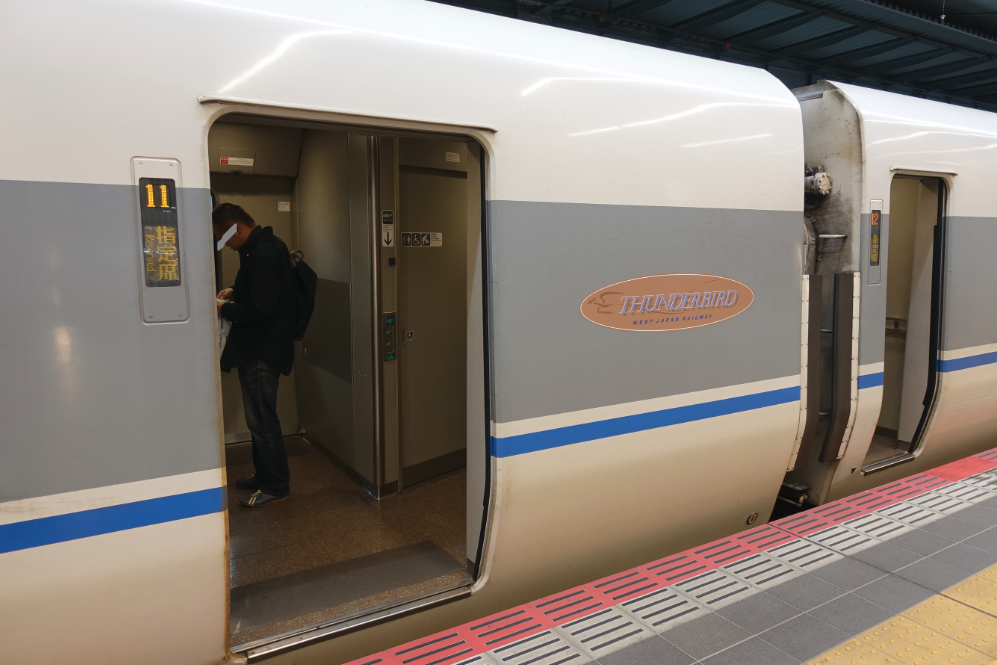 民営化以降の西日本特急列車はドア横に号車と指定席/自由席のLEDによる
