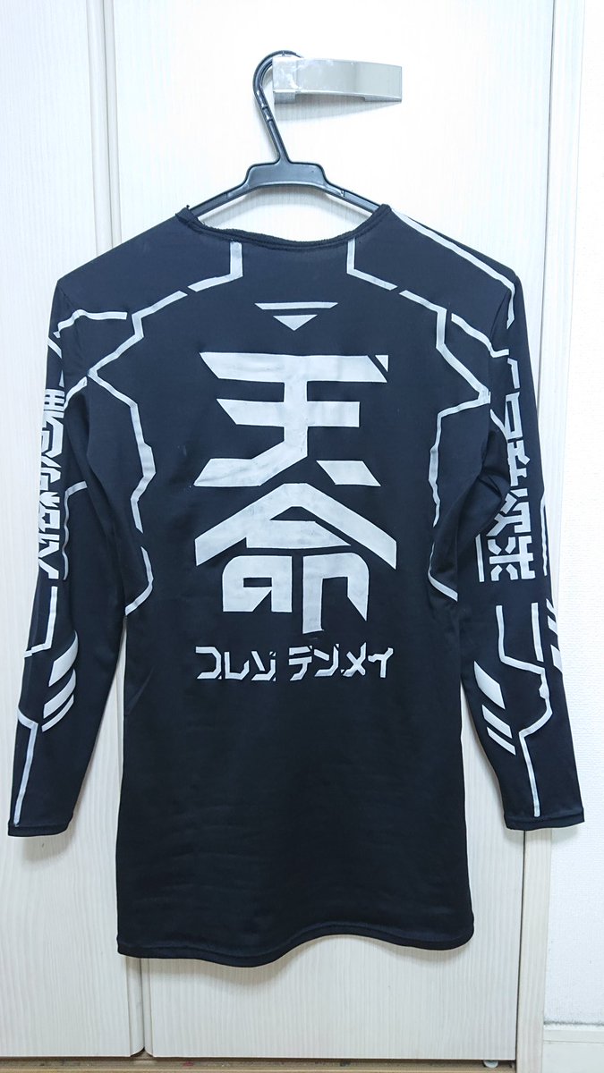 無地のラッシュガードにサイバーなペイントしてみたんだけど違和感なく