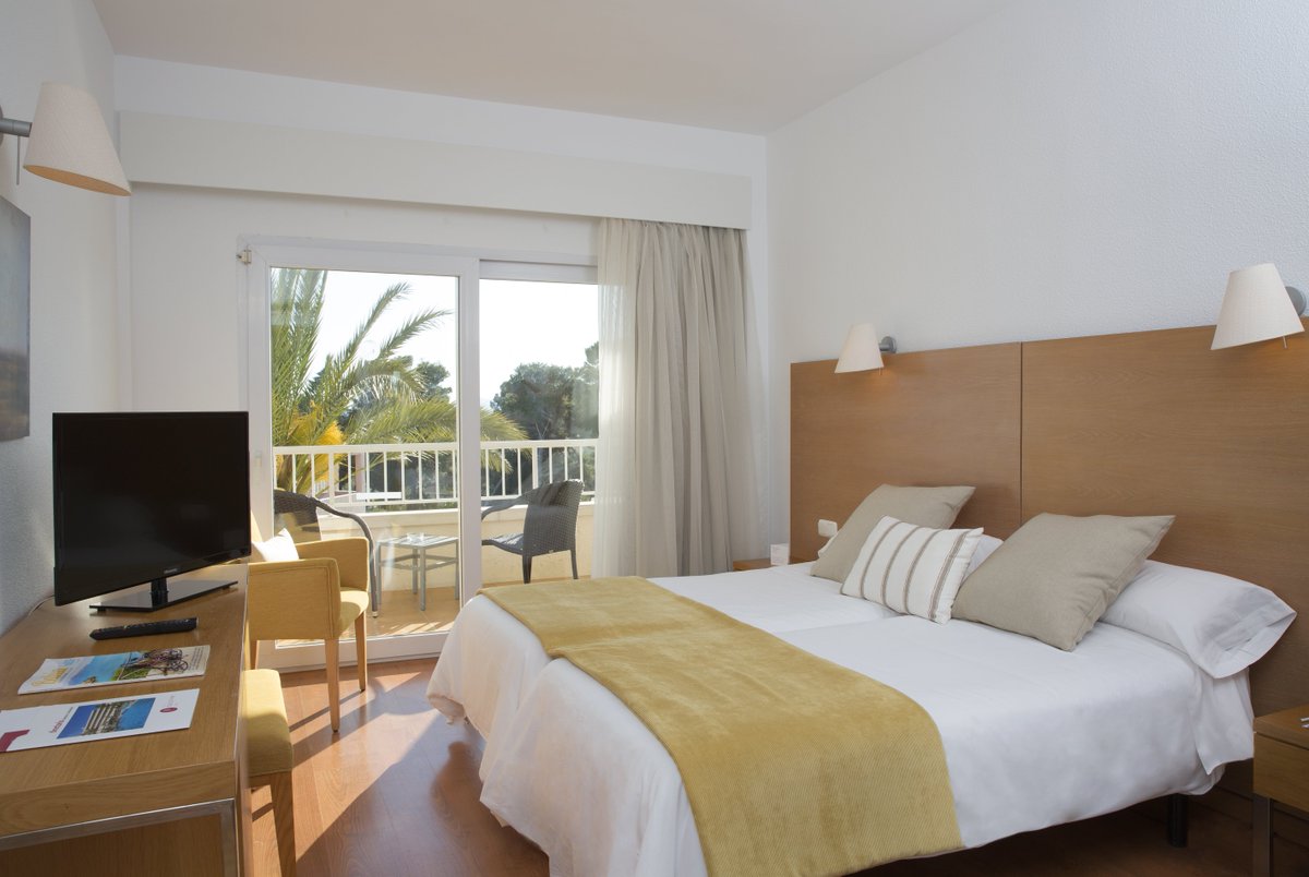 JS_Hotels's tweet photo. ¡Abrimos nuestras puertas! Seguimos trabajando para abrir otro de nuestros hoteles. A partir del 24 de julio, podréis disfrutar de unas vacaciones inolvidables en nuestro #JSAlcudiMar. ¡No te lo puedes perder! https://t.co/6vIXiSxrCW