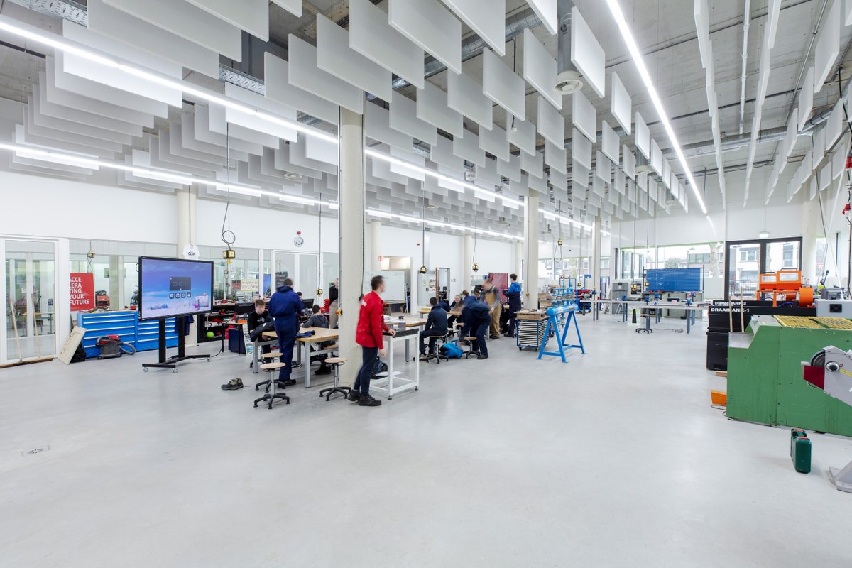 De nieuwe techniekvleugel van DaCapo College in Sittard heeft kale, harde wanden en een plafond van glas en beton. 

Verlijmde panelen en hangende baffles zorgen samen toch voor een prettige akoestische omgeving.

Lees meer over dit project: ow.ly/226I50Au03C

#klinktgoed