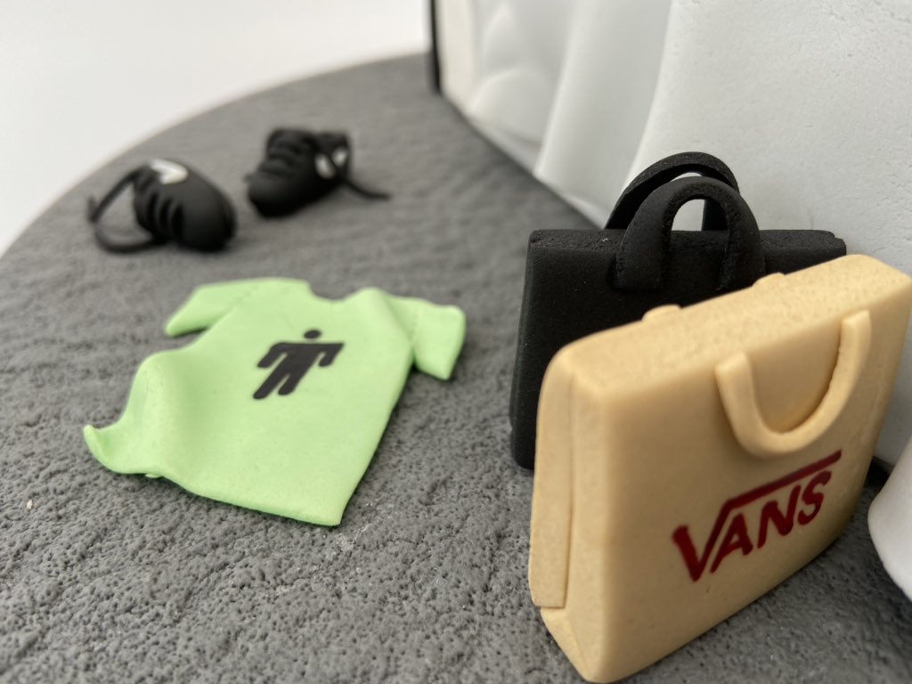 theflourcloud's tweet photo. Handy having my own teenager in the house for advice on adding a bit of @billieeilish to Emma and Amy’s cake! Happy 16th birthday girls  #sweetsixteen #cakeart #favouritethings #itsthelittlethings #nike #vans #pepsimax #the100 #theflourcloud https://t.co/2pP3RTG0T3