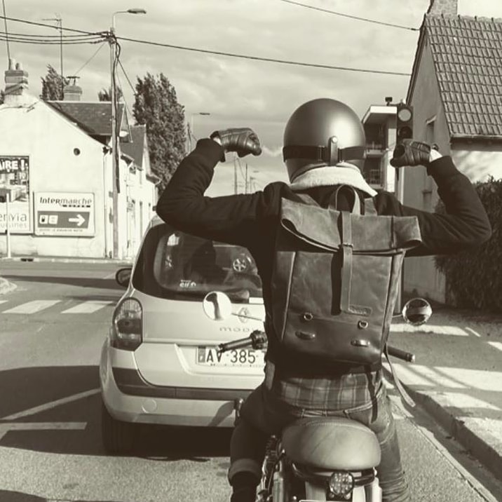 tripmachineco's tweet photo. Is this how you feel riding to work?
Photo By @auroreswagg 
#fridayfeeling #fridayfunday #fridayfun #ride #ridetowork #backpackpannier #leatherbackpack #leathergood #caferacer #caferacers #backpacks #royalenfield #triumphbonneville #scrambler #scramblers #tripmachineco https://t.co/hpLxXR9XC4