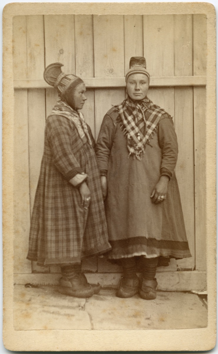 Pitt_Rivers's tweet photo. The foremothers’ hat of pride: find out how a project to reintroduce the traditional Saami hat ládjogahpir draws on @Pitt_Rivers historic photograph collections https://t.co/tKrklBBlVX https://t.co/l6elQHL9nZ https://t.co/U8Dt8FudV2