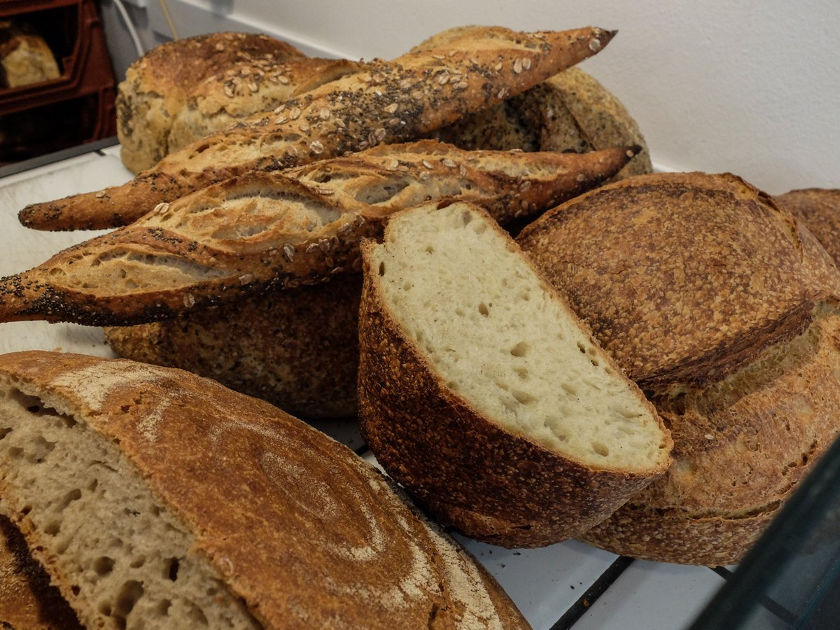 Radio1Rai's tweet photo. #MaryPop 10.35 @mt_lamberti intervista Federica Cifola @CifolaF. La nuova guida sul pane @ilGamberoRosso.
Viaggi, #Turismo: terre in provincia di #Pisa, #Toscana alternativa. #Sicilia, la nuova guida @repubblica, @TuriCaggegi. #Piemonte #Festival @TonesontheStone. https://t.co/ovdNfkLvii