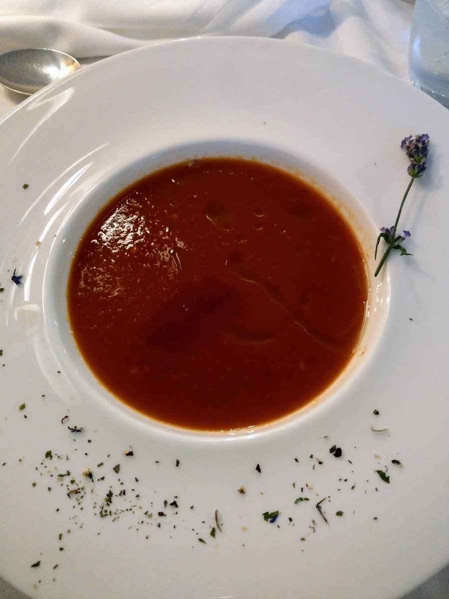 feinschmeckMike's tweet photo. Abendessen von Gestern. Gar nicht so kleine Portionen für so schickimicki Restaurant. Übrigens alles Vegan. Suppe sogar mit Whisky #edgebreak https://t.co/TcOPl24tDf