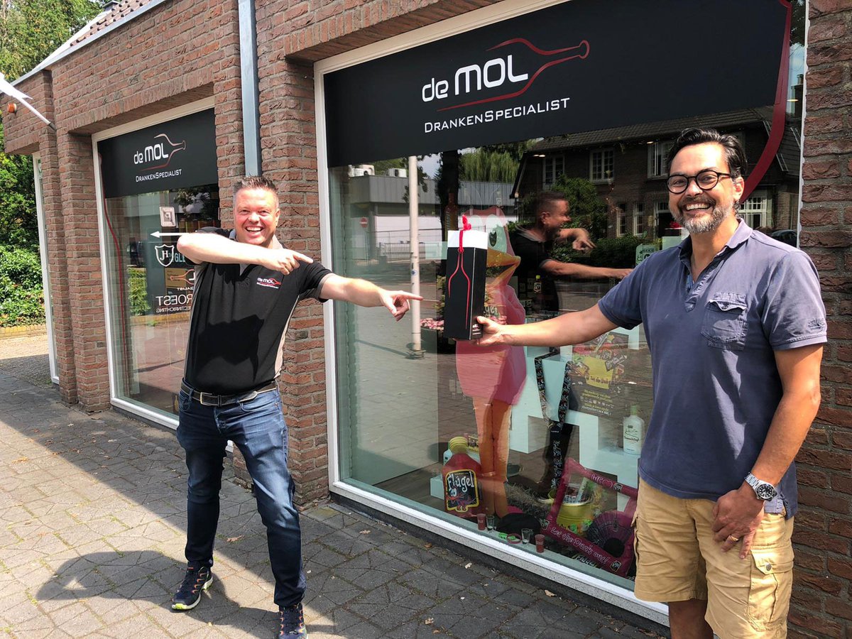 mangercats's tweet photo. De zomervakantie breekt aan. Vier het, have fun! Bij onze sponsor De Mol kun je terecht voor de beste wijnen en champagnes. Steffen (18+) vond het een goed idee. We zijn supertrots op de sponsoren die ons supporten. Daarom kopen we lokaal. Jij ook? 
#MangerCatsChallenge. https://t.co/4Kic5OpXMA